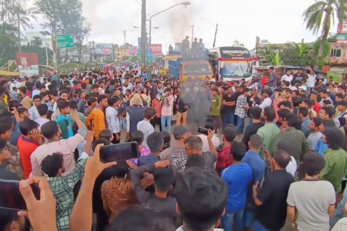 দুপুর থেকে ঢাকা-বরিশাল মহাসড়ক অবরোধ, তীব্র যানজট