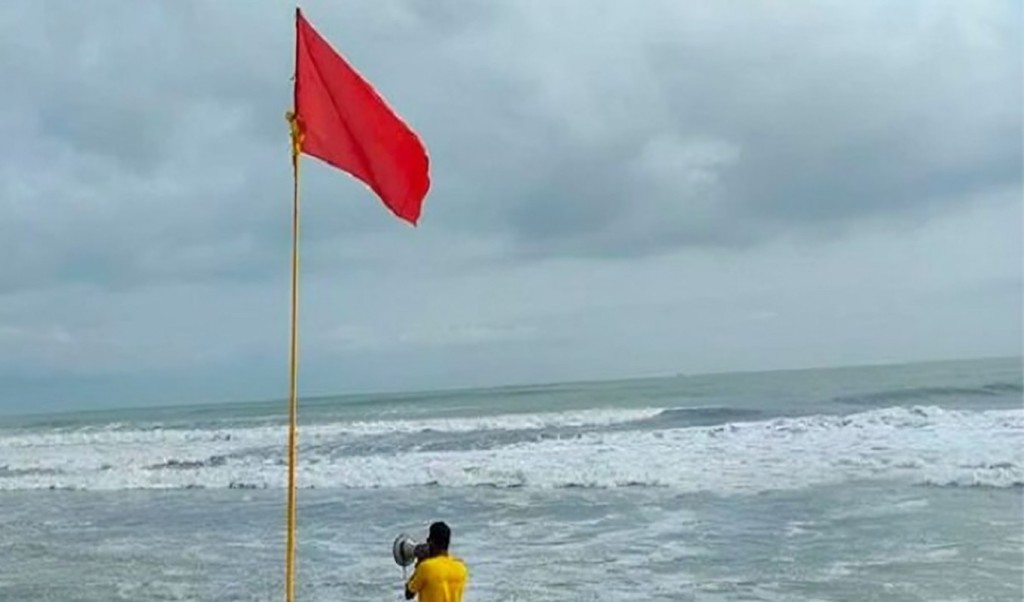দেশের চার সমুদ্রবন্দরে ৩ নম্বর সতর্ক সংকেত 1753514141 দেশের চার সমুদ্রবন্দরে ৩ নম্বর সতর্ক সংকেত, ১৫ জেলায় জলোচ্ছ্বাসের সম্ভাবনা