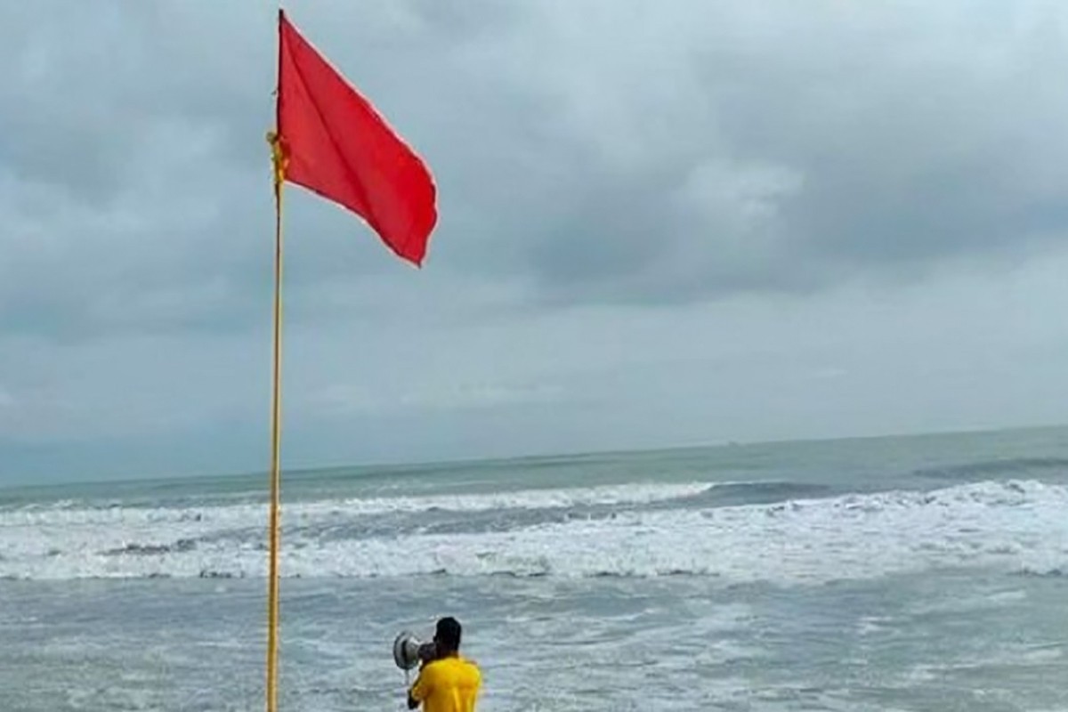 দেশের চার সমুদ্রবন্দরে ৩ নম্বর সতর্ক সংকেত, ১৫ জেলায় জলোচ্ছ্বাসের সম্ভাবনা