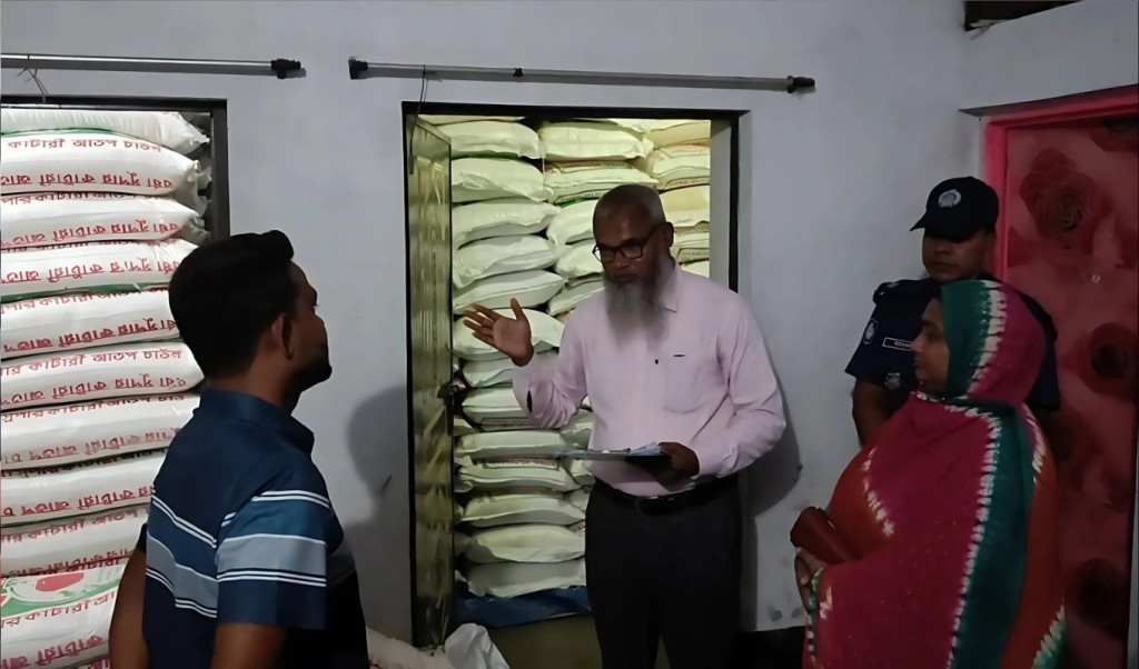 নওগাঁয় অবৈধভাবে মজুত করা ৫০০ বস্তা চাল জব্দ 11 নওগাঁয় অবৈধ মজুত ৫০০ বস্তা চাল জব্দ 1751611729 নওগাঁয় অবৈধভাবে মজুত করা ৫০০ বস্তা চাল জব্দ