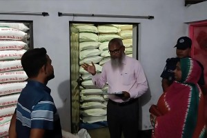 নওগাঁয় অবৈধভাবে মজুত করা ৫০০ বস্তা চাল জব্দ