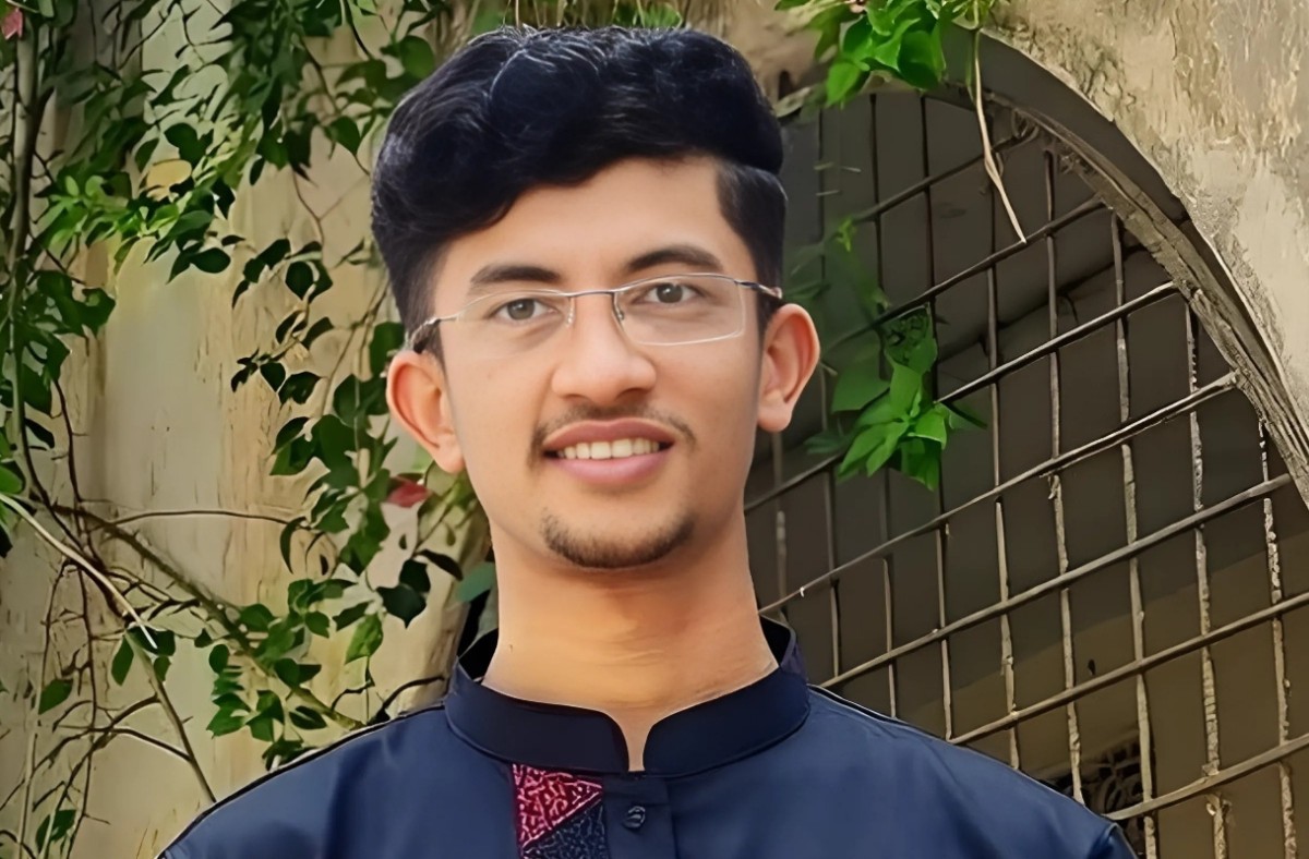 আড়াই লাখ টাকা দিয়ে গরু কোরবানি দেন নব্য কোটিপতি সমন্বয়ক রিয়াদ