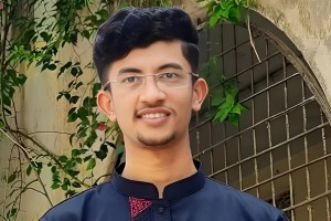 আড়াই লাখ টাকা দিয়ে গরু কোরবানি দেন নব্য কোটিপতি সমন্বয়ক রিয়াদ