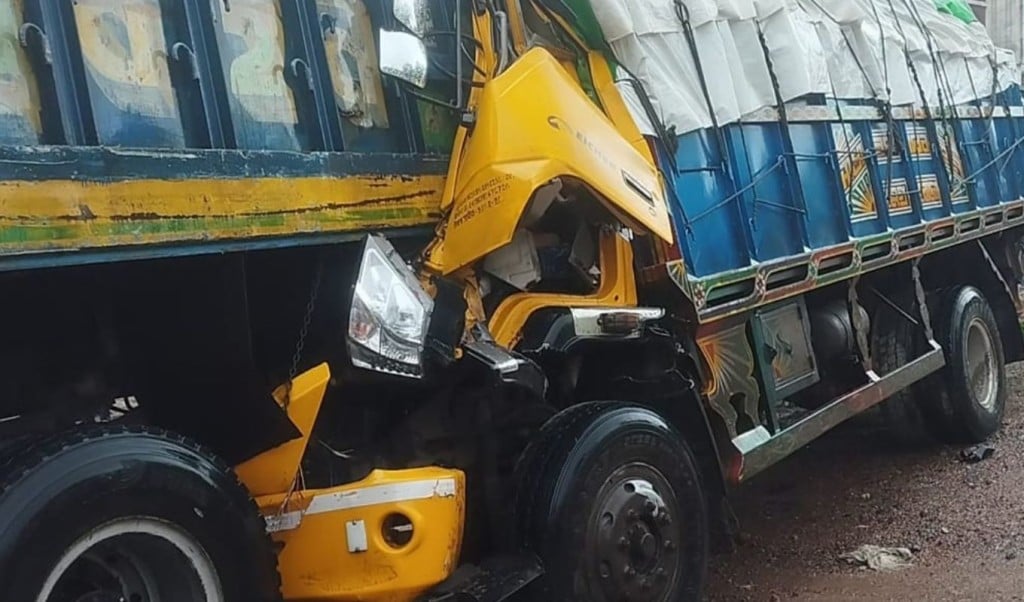 নাটোরে দাঁড়িয়ে থাকা ট্রাকে অপর ট্রাকের ধাক্কা 1753773074 নাটোরে দাঁড়িয়ে থাকা ট্রাকে অপর ট্রাকের ধাক্কায় হেলপার নিহত