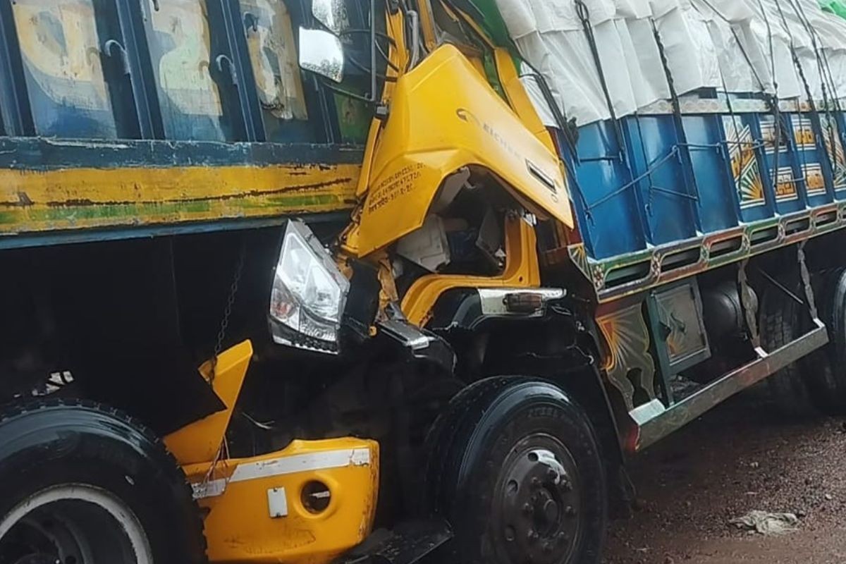নাটোরে দাঁড়িয়ে থাকা ট্রাকে অপর ট্রাকের ধাক্কায় হেলপার নিহত