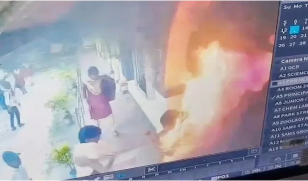 নিজের শরীরে আগুন দিলেন 1752389737 শিক্ষকের যৌন হয়রানির প্রতিবাদে নিজের শরীরে আগুন দিলো ছাত্রী