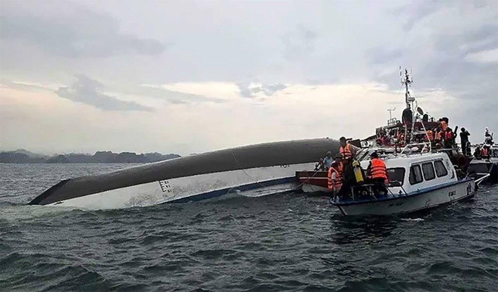 নৌকাডুবি 1752978901 ভিয়েতনামে পর্যটকবাহী নৌকাডুবিতে ৩৪ জনের মৃত্যু, নিখোঁজ অনেকেই