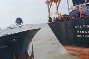 পতেঙ্গা সমুদ্র সৈকতে দুই জাহাজের সংঘর্ষ