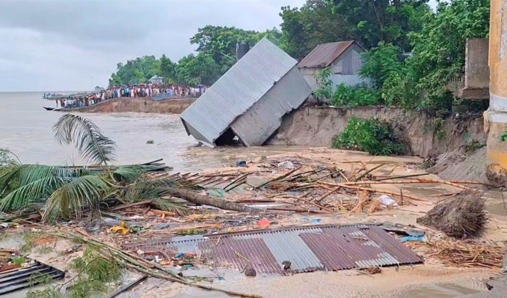 পদ্মা সেতু প্রকল্প রক্ষা বাঁধে ভয়াবহ ভাঙনে নদীগর্ভে ২৬ স্থাপনা, আতঙ্কে ৬০০ পরিবার 2 পদ্মা সেতু প্রকল্প রক্ষা বাঁধে ভয়াবহ ভাঙনে নদীগর্ভে ২৬ স্থাপনা আতঙ্কে ৬০০ পরিবার 1752058368 পদ্মা সেতু প্রকল্প রক্ষা বাঁধে ভয়াবহ ভাঙনে নদীগর্ভে ২৬ স্থাপনা, আতঙ্কে ৬০০ পরিবার