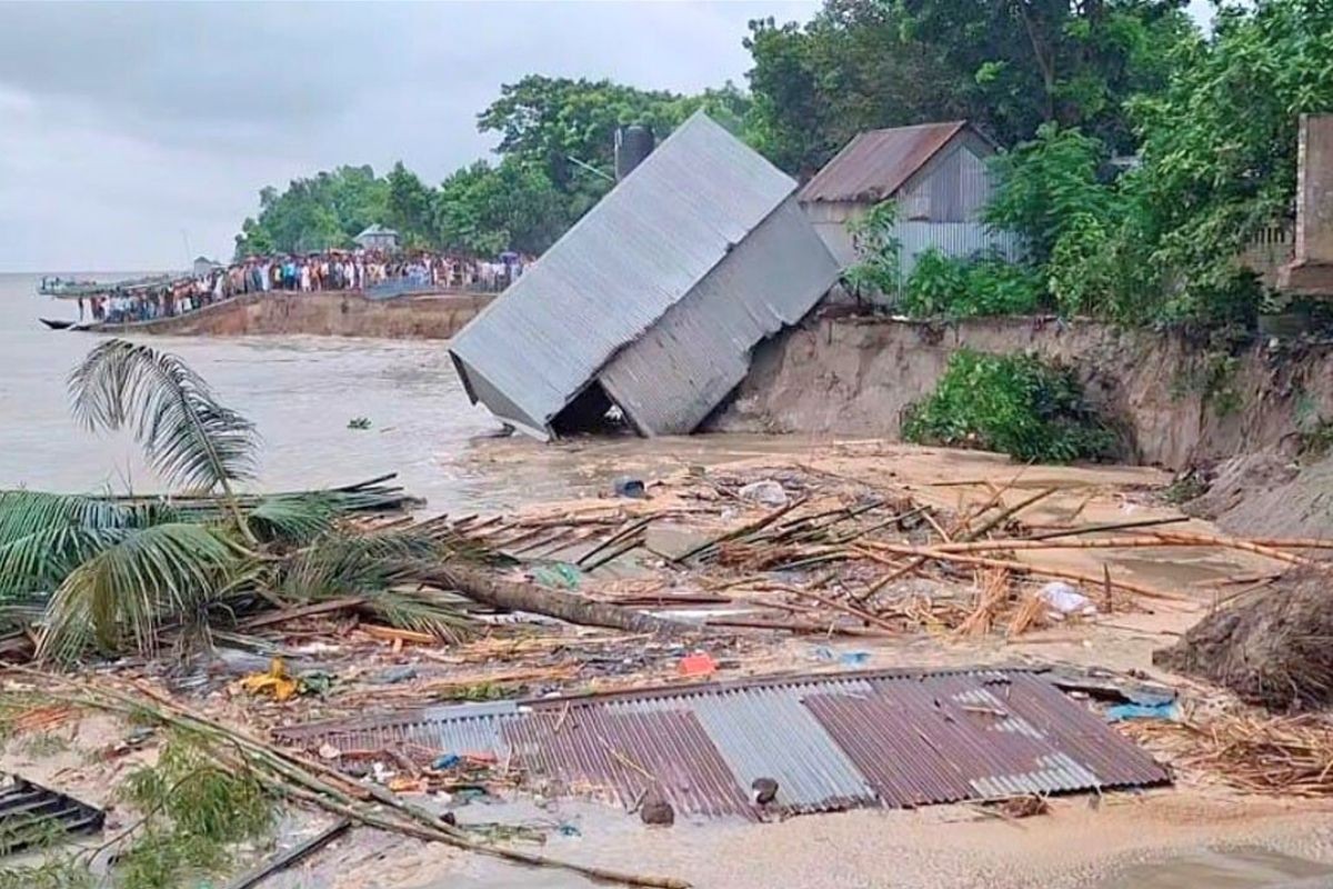 পদ্মা সেতু প্রকল্প রক্ষা বাঁধে ভয়াবহ ভাঙনে নদীগর্ভে ২৬ স্থাপনা, আতঙ্কে ৬০০ পরিবার