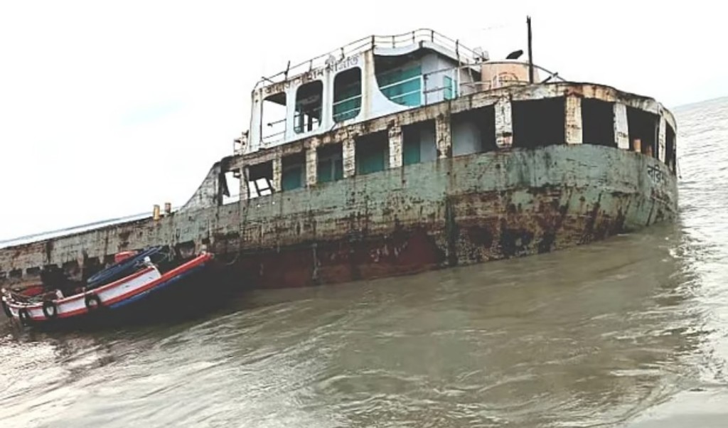 পশ্চিমবঙ্গের মুড়িগঙ্গা নদীতে ডুবল বাংলাদেশি বার্জ 1752841898 পশ্চিমবঙ্গের মুড়িগঙ্গা নদীতে ডুবল বাংলাদেশি বার্জ