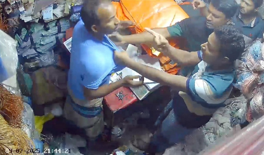 পাওনা টাকা চাওয়ায় ব্যবসায়ীকে মারধরের পর বললেন, ‘আমি যুবদলের সভাপতি, জানস?’ 3 পাওনা টাকা চাওয়ায় ব্যবসায়ীকে মারধরের পর বললেন ‘আমি যুবদলের সভাপতি জানস 1752411005 পাওনা টাকা চাওয়ায় ব্যবসায়ীকে মারধরের পর বললেন, ‘আমি যুবদলের সভাপতি, জানস?’