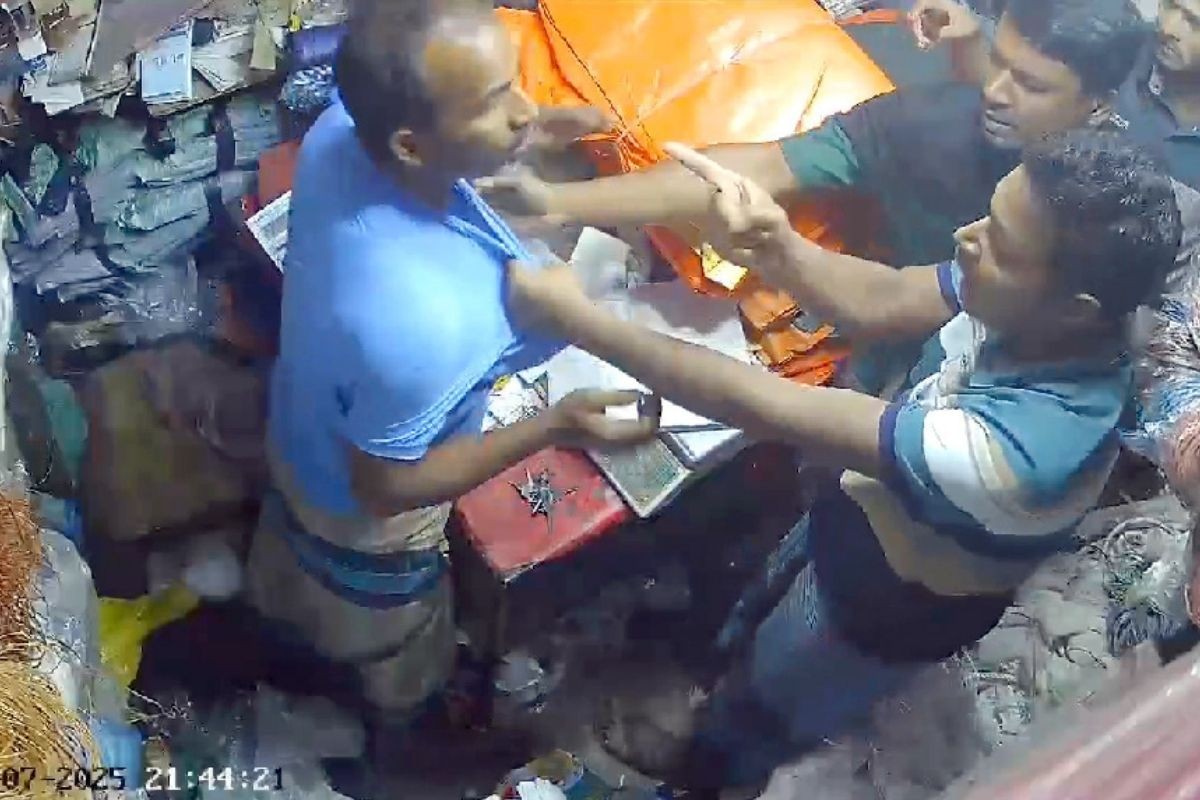 পাওনা টাকা চাওয়ায় ব্যবসায়ীকে মারধরের পর বললেন, ‘আমি যুবদলের সভাপতি, জানস?’