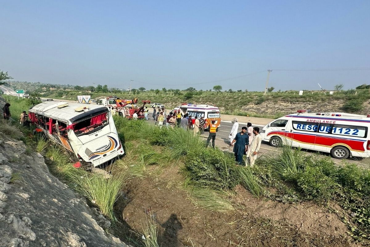 পাকিস্তানে যাত্রীবাহী বাস খাদে পড়ে নিহত ৯