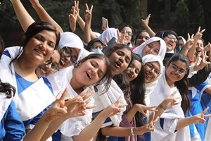 এসএসসি-সমমানের ফল: পাসের হারে এগিয়ে মেয়েরা, কমেছে জিপিএ-৫