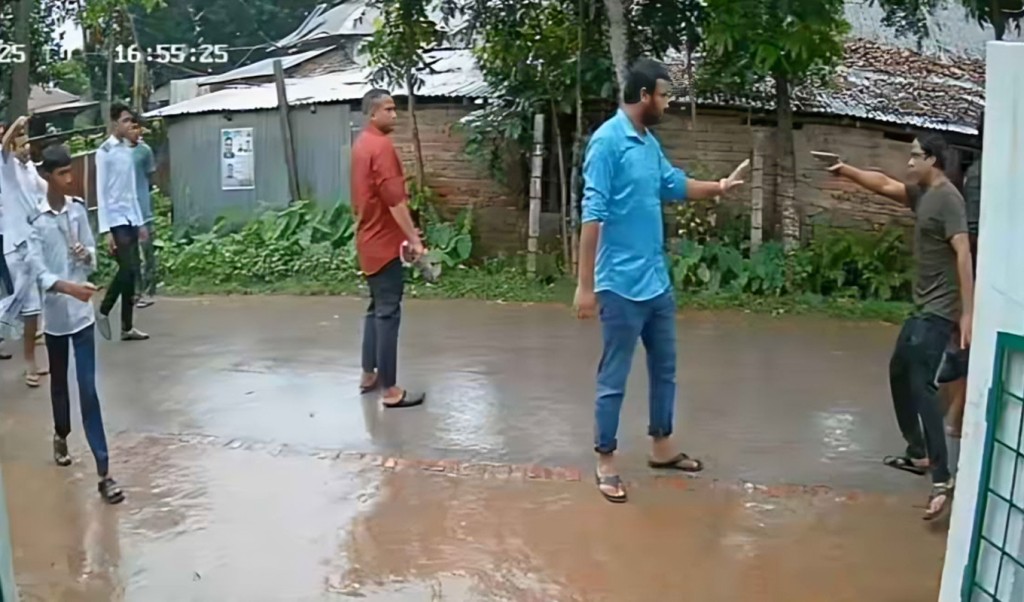 পিস্তল ঠেকিয়ে এক শিক্ষার্থীকে অপহরণ 1752032035 গাজীপুরে পিস্তল ঠেকিয়ে শিক্ষার্থী অপহরণের ভিডিও ভাইরাল