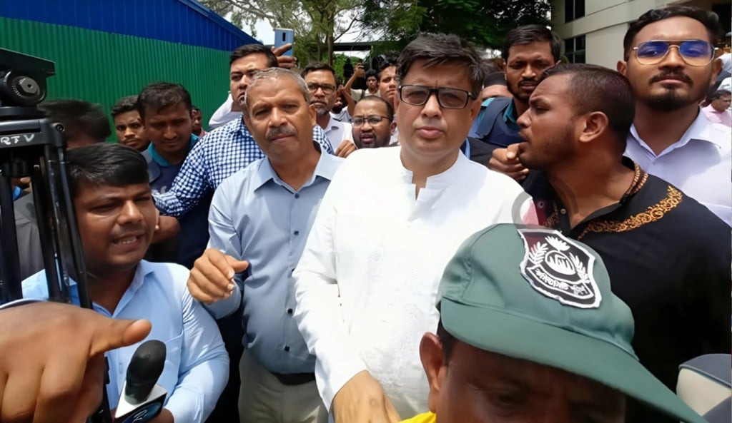 প্রেস সচিবসহ আইন ও শিক্ষা উপদেষ্টা মাইলস্টোনে অবরুদ্ধ 1753165770 প্রেস সচিবসহ আইন ও শিক্ষা উপদেষ্টা মাইলস্টোনে অবরুদ্ধ
