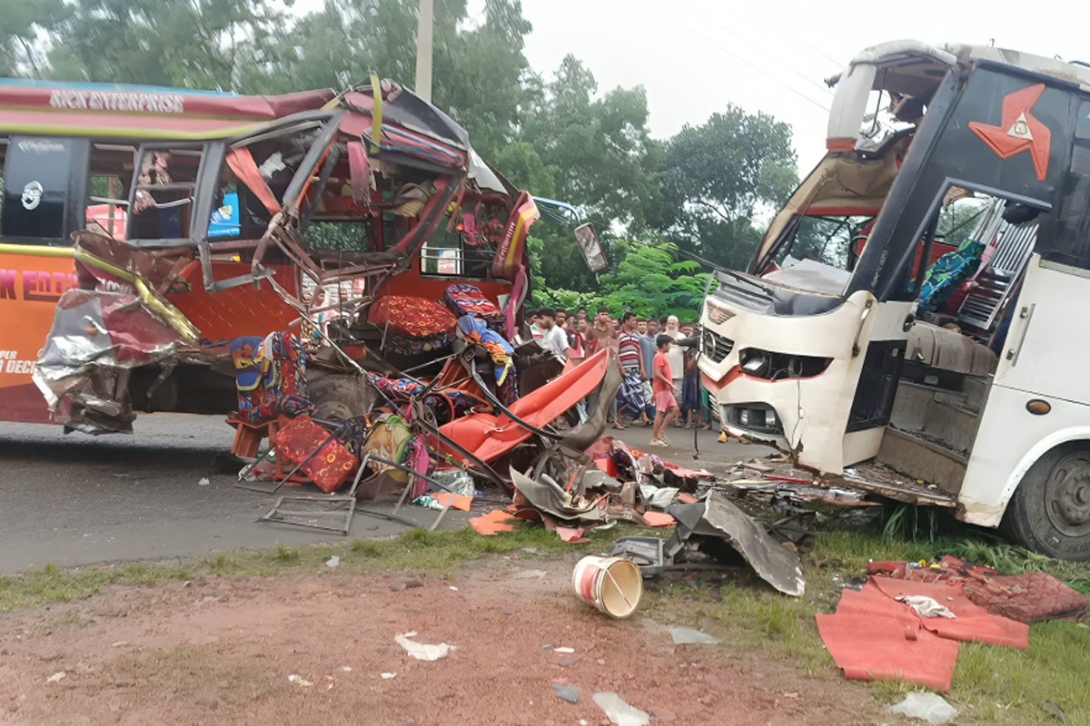 ফরিদপুরে বাস দুর্ঘটনায় নিহত ৩, আহত ১০