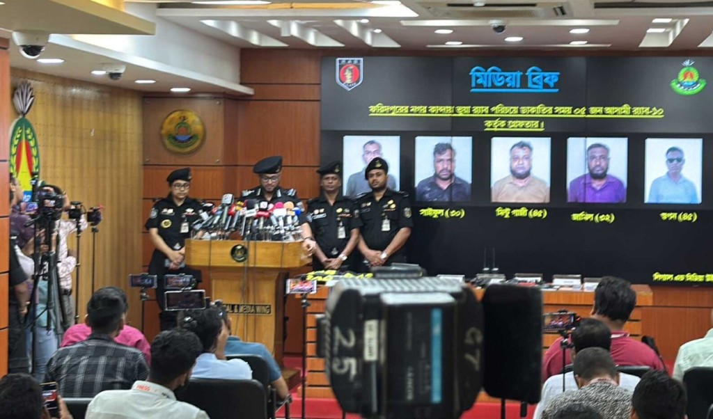 ফরিদপুরে ভুয়া র্যাব পরিচয়ে ডাকাতি, পাঁচজন গ্রেপ্তার 4 গ্রেফতার