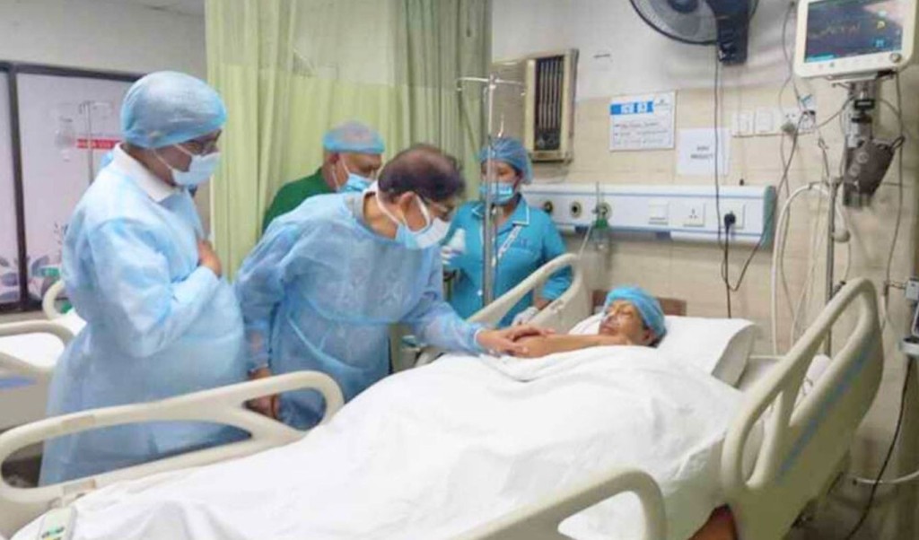 ‘লালন সম্রাজ্ঞী’ ফরিদা পারভীনকে দেখতে হাসপাতালে ফখরুল 13 ফরিদা পারভীনকে দেখতে হাসপাতালে মির্জা ফখরুল 1752067405 ‘লালন সম্রাজ্ঞী’ ফরিদা পারভীনকে দেখতে হাসপাতালে ফখরুল
