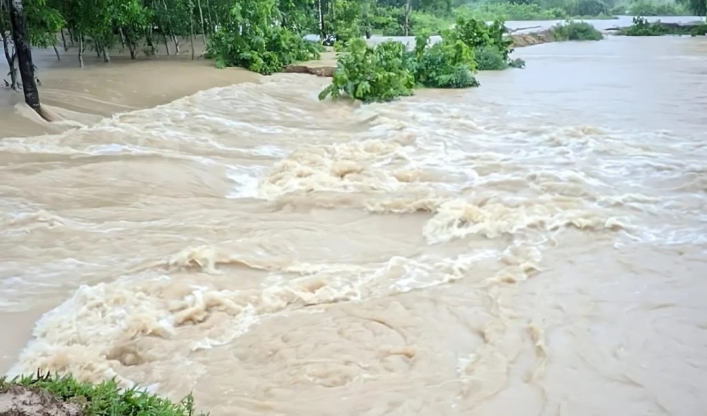 ফেনীতে বন্যা নিয়ন্ত্রণ বেড়িবাঁধের ১০ স্থানে ভাঙন ১৫ গ্রাম প্লাবিত 1752028285 ফেনীতে বন্যা নিয়ন্ত্রণ বেড়িবাঁধের ১০ স্থানে ভাঙন, ১৫ গ্রাম প্লাবিত