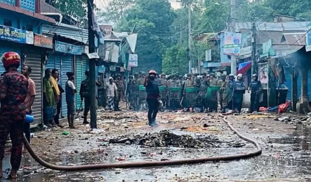 ফেসবুকে লেখালেখি নিয়ে ২ গ্রামবাসীর সংঘর্ষে শতাধিক আহত, ১৪৪ ধারা জারি 4 ফেসবুকে লেখালেখি নিয়ে ২ গ্রামবাসীর সংঘর্ষে শতাধিক আহত 1751904241 ফেসবুকে লেখালেখি নিয়ে ২ গ্রামবাসীর সংঘর্ষে শতাধিক আহত, ১৪৪ ধারা জারি
