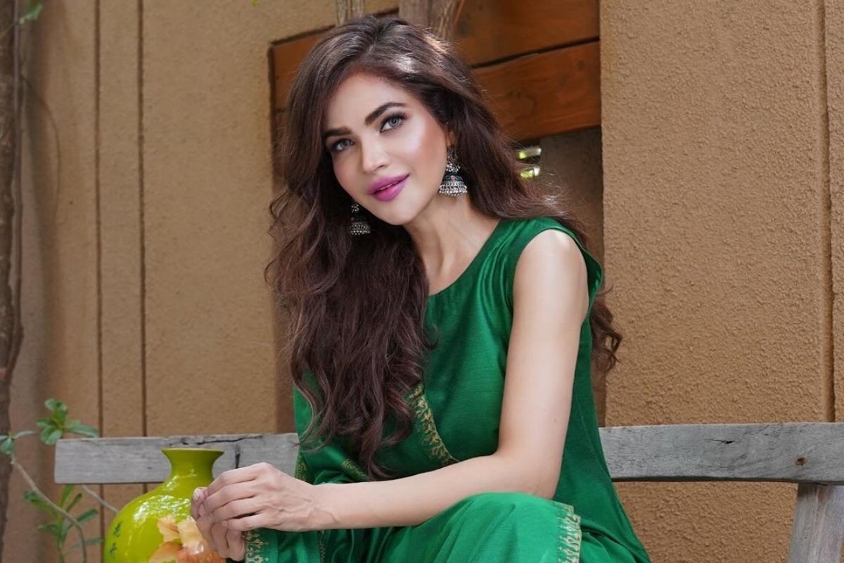 ফ্ল্যাট থেকে জনপ্রিয় অভিনেত্রীর গলিত মরদেহ উদ্ধার