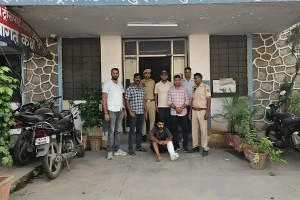 স্ত্রীর বিলাসী চাহিদা পূরণে চাকরি ছেড়ে ডাকাতিতে নববিবাহিত যুবক