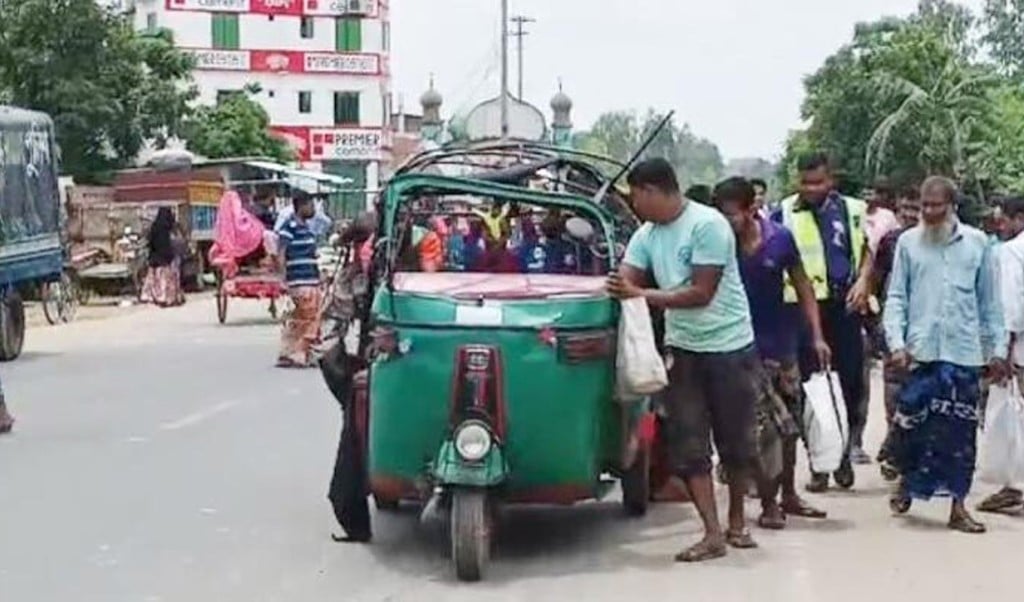 বগুড়ায় ট্রাক সিএনজি সংঘর্ষে নিহত ২ আহত ৫ 1753605057 বগুড়ায় ট্রাক-সিএনজি সংঘর্ষে নিহত ২, আহত ৫