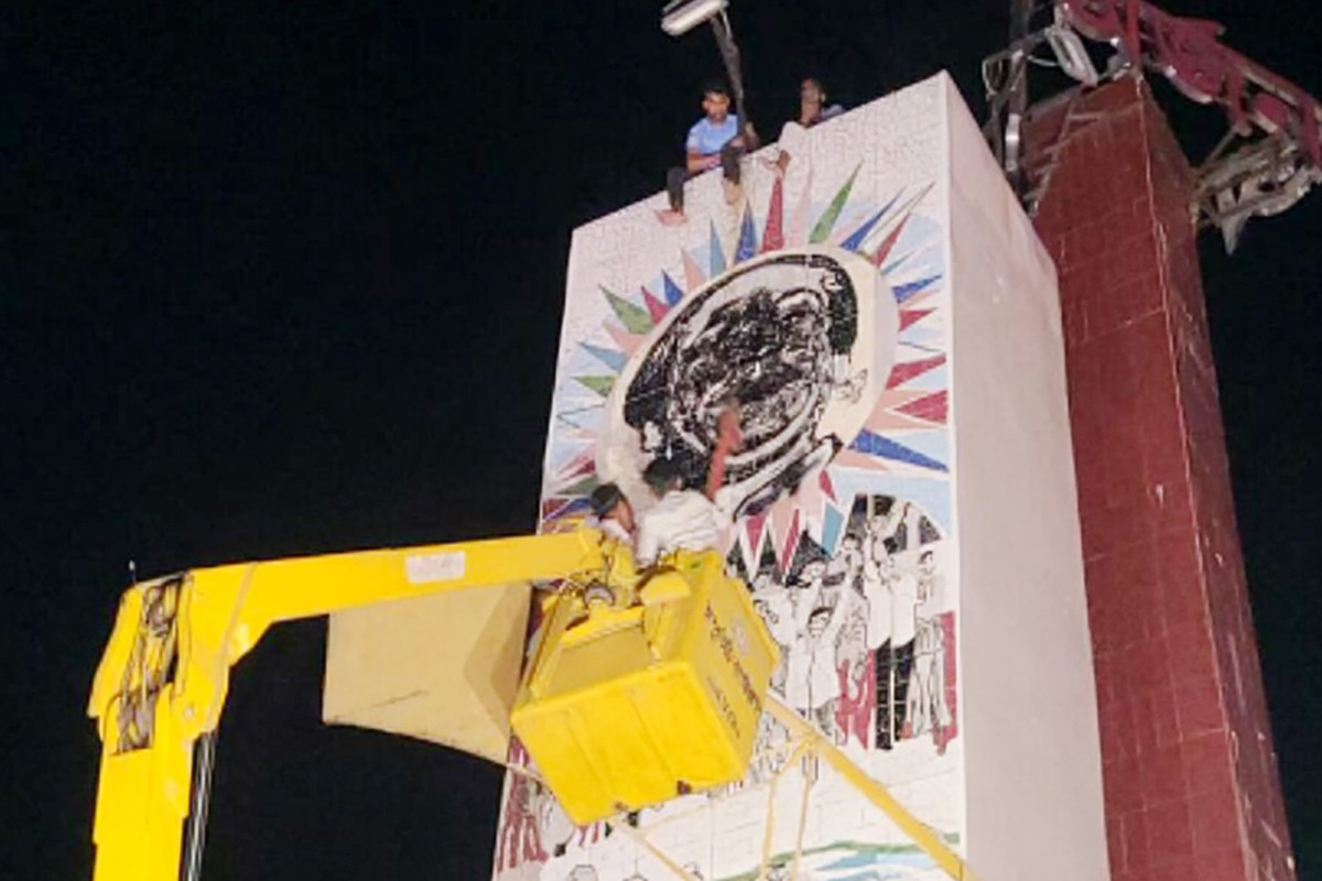 রংপুরে মুক্তিযুদ্ধের ভাস্কর্য থেকে মুছে দেওয়া হলো বঙ্গবন্ধুর ছবি