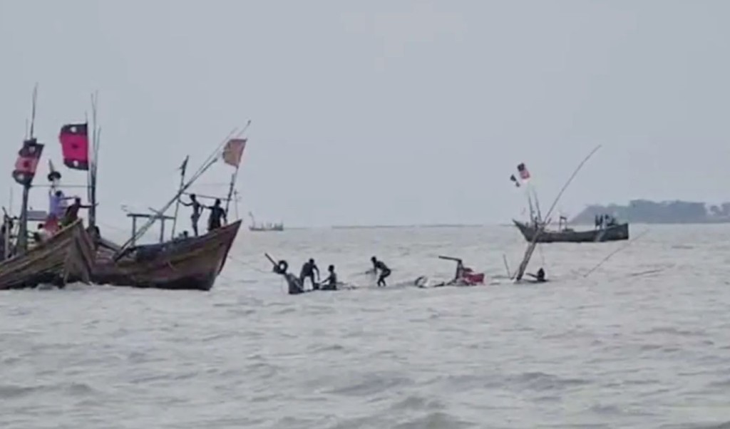 বঙ্গোপসাগরে ট্রলার ডুবি ৩ জেলে নিখোঁজ 1752142046 বঙ্গোপসাগরে ট্রলারডুবি, ৩ জেলে নিখোঁজ
