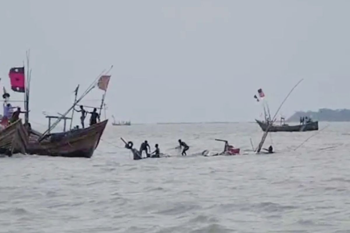 বঙ্গোপসাগরে ট্রলারডুবি, ৩ জেলে নিখোঁজ