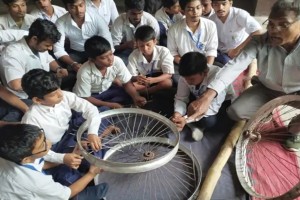 বজ্রপাত আটকাতে ছাত্র-শিক্ষক বানালেন বজ্রনিরোধক যন্ত্র