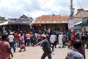 বরগুনায় চাঁদাবাজির অভিযোগকে কেন্দ্র করে বিএনপির দুই পক্ষের সংঘর্ষ, আহত ১৪