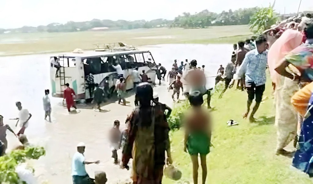 বিয়ের বাস উল্টে খাদে পড়ে বৃদ্ধ নিহত 2 বরযাত্রীবাহী বাস উল্টে খাদে পড়ে বৃদ্ধ নিহত 1752293489 বিয়ের বাস উল্টে খাদে পড়ে বৃদ্ধ নিহত