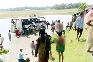 বিয়ের বাস উল্টে খাদে পড়ে বৃদ্ধ নিহত