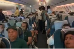 বাংলাদেশি যাত্রীর পচা মাছের কারণে ৪ ঘণ্টা ফ্লাইট বিলম্ব, পুরো বিমানে দুর্গন্ধ