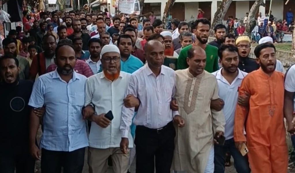 বাউফলে স্বেচ্ছাসেবক দলের নেতা লাঞ্ছিত, জামায়াতের বিরুদ্ধে বিএনপির বিক্ষোভ 3 বাউফলে স্বেচ্ছাসেবক দলের নেতা লাঞ্ছিত জামায়াতের বিরুদ্ধে বিএনপির বিক্ষোভ 1752847847 বাউফলে স্বেচ্ছাসেবক দলের নেতা লাঞ্ছিত, জামায়াতের বিরুদ্ধে বিএনপির বিক্ষোভ