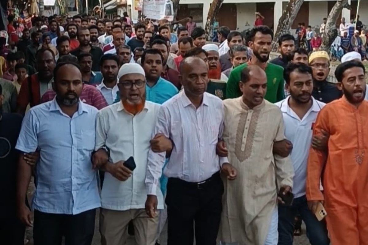 বাউফলে স্বেচ্ছাসেবক দলের নেতা লাঞ্ছিত, জামায়াতের বিরুদ্ধে বিএনপির বিক্ষোভ