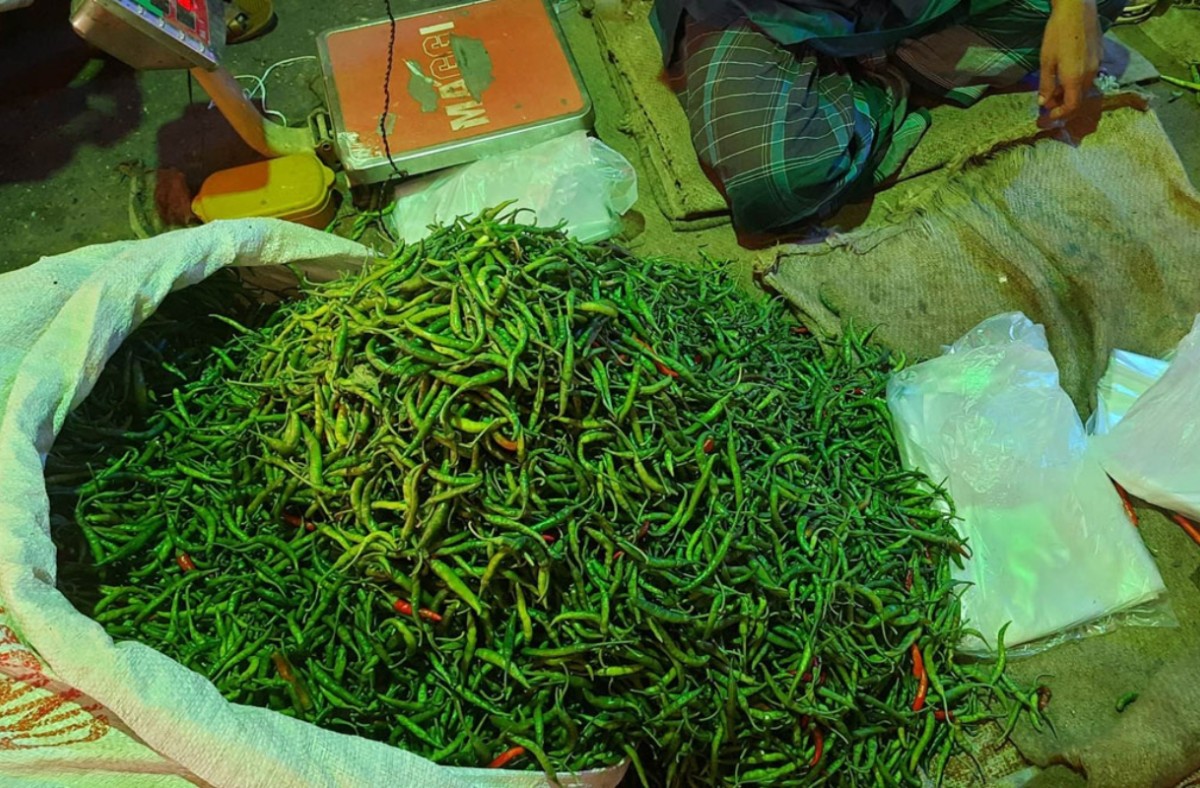 বাজারে কাঁচা মরিচে আগুন, দাম বেড়ে ৩০০ টাকা