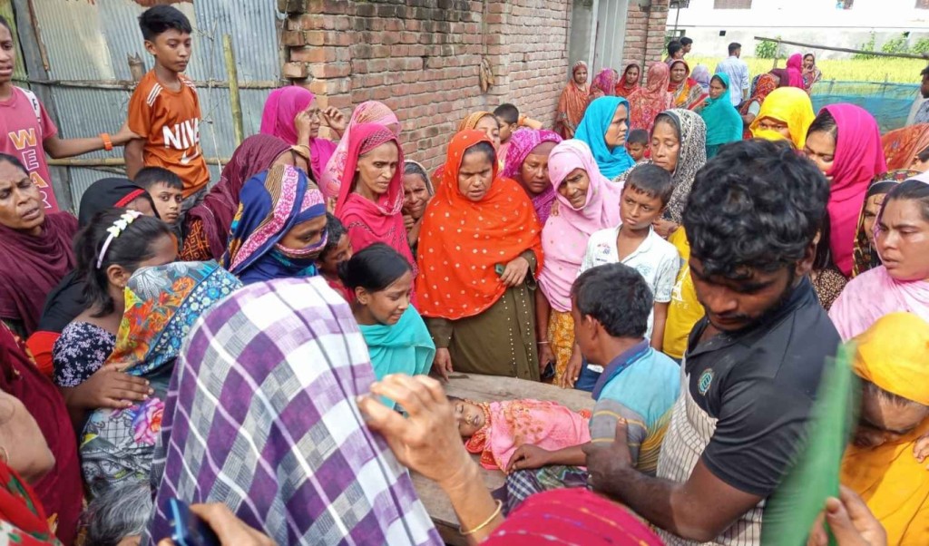 বাড়ির পাশে খেলা করছিল শিশু আয়েশা, পুকুরে ডুবে মৃত্যু 4 পুকুরে ডুবে মৃত্যু