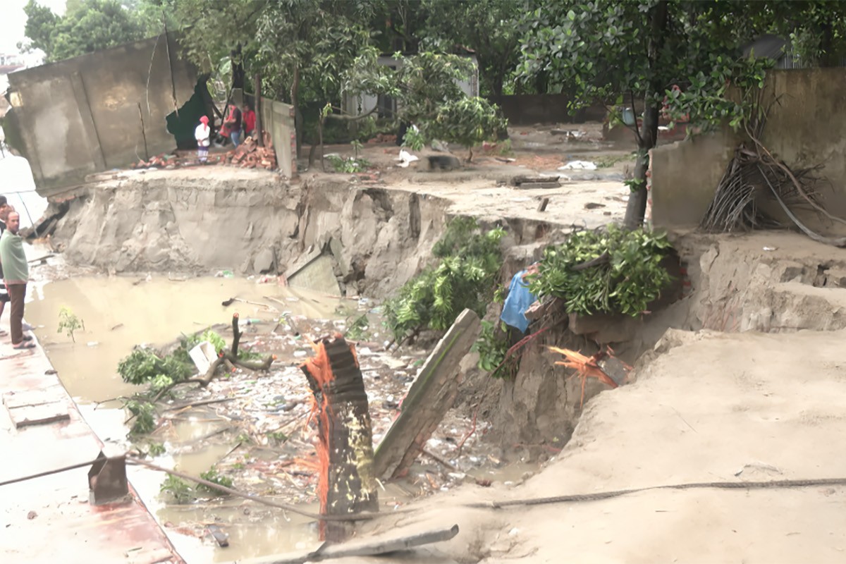 পদ্মায় বালু দস্যুদের রাজত্ব, ভাঙনে নিঃস্ব হাজারো পরিবার