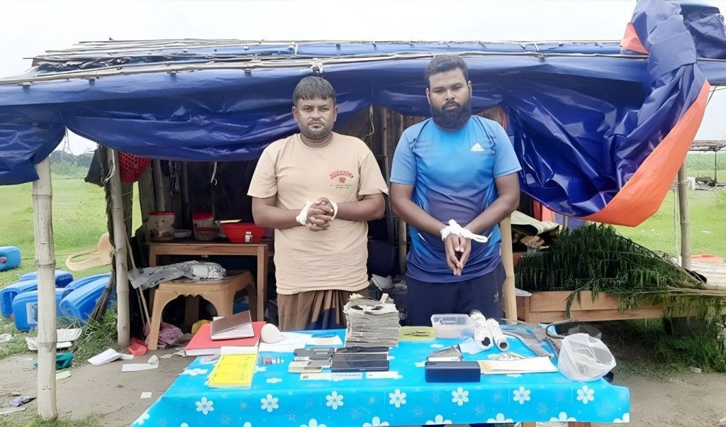 বালুর মহালে যৌথ বাহিনীর অভিযানে অস্ত্র গুলি মাদকসহ আটক ২ 1752811641 বালুর মহালে যৌথ বাহিনীর অভিযানে অস্ত্র-গুলি, মাদকসহ আটক ২