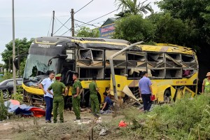 মর্মান্তিক বাস দুর্ঘটনায় শিশুসহ নিহত ১০