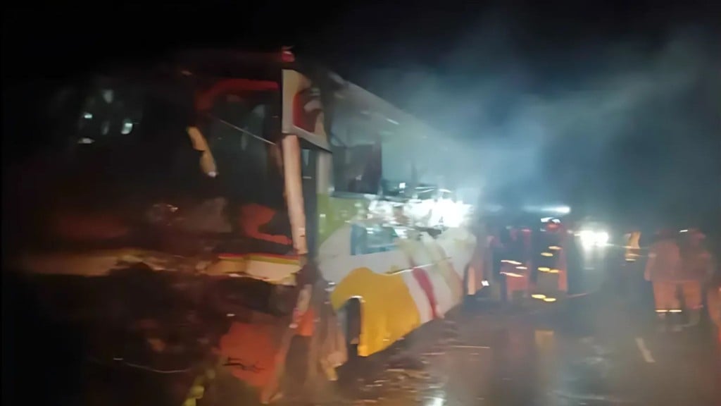 বাসে আগুন 1752985990 ফরিদপুরে থানায় জব্দ করা বাসে আগুন