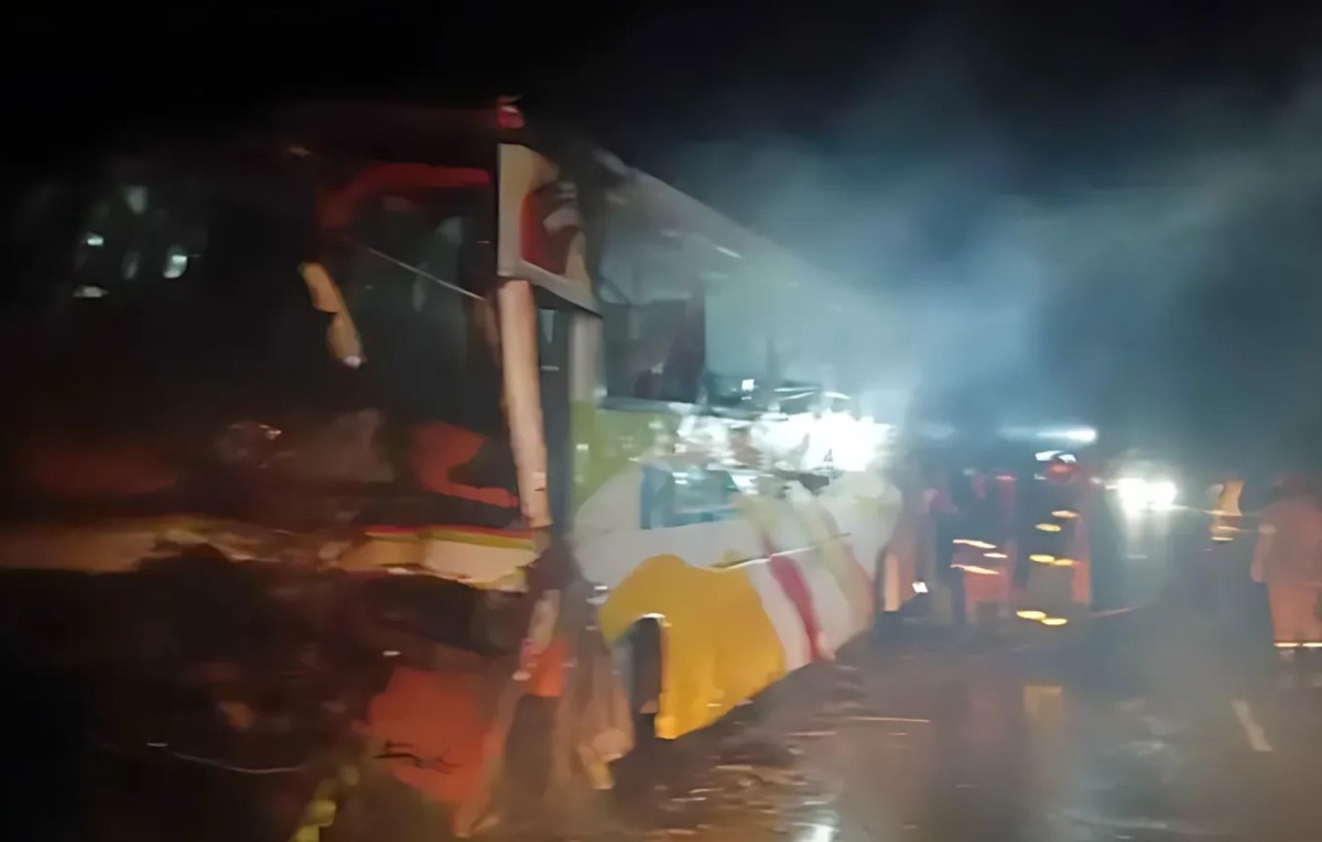 ফরিদপুরে থানায় জব্দ করা বাসে আগুন