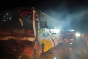 ফরিদপুরে থানায় জব্দ করা বাসে আগুন