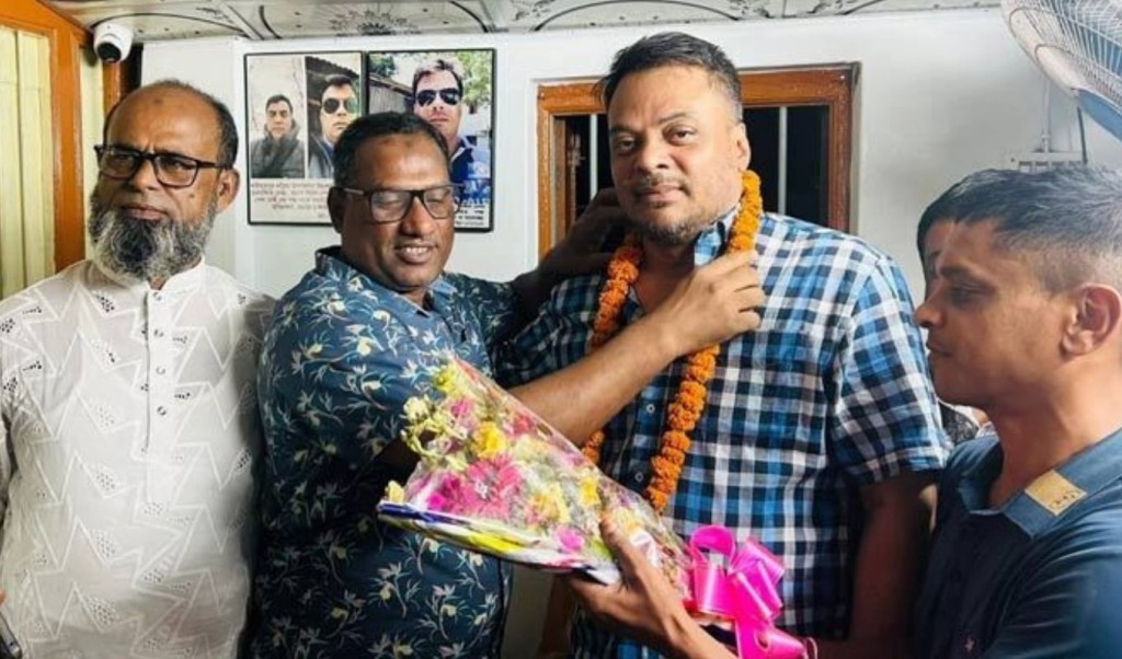 বিএনপি নেতার গলায় পুলিশের মালা, নিরপেক্ষতা নিয়ে প্রশ্ন 3 বিএনপি নেতার গলায় পুলিশের মালা নিরপেক্ষতা নিয়ে প্রশ্ন 1752504010 বিএনপি নেতার গলায় পুলিশের মালা, নিরপেক্ষতা নিয়ে প্রশ্ন
