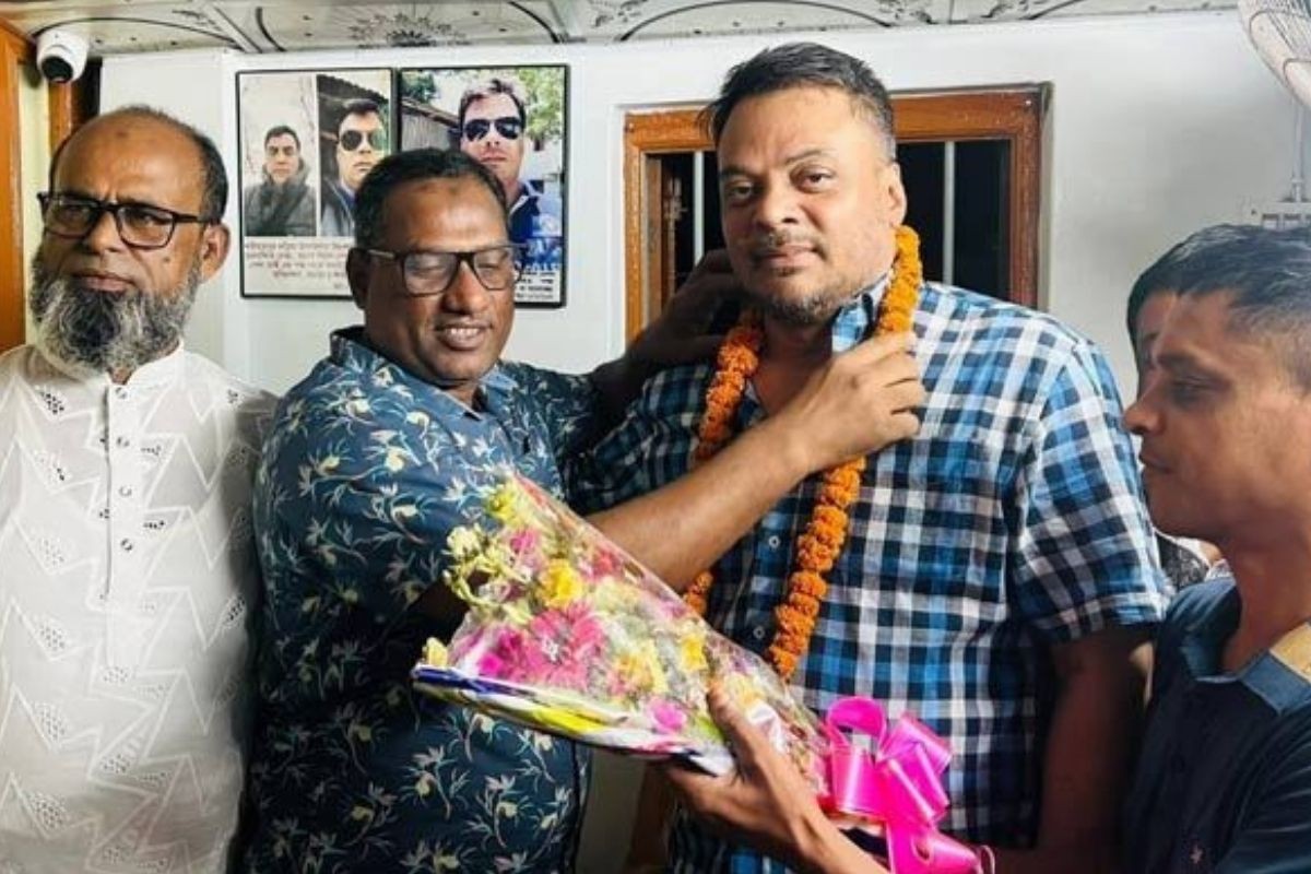 বিএনপি নেতার গলায় পুলিশের মালা, নিরপেক্ষতা নিয়ে প্রশ্ন