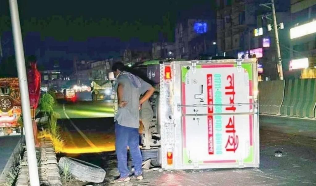 বিমান বিধ্বস্তে নিহত তানভীরের লাশবাহী অ্যাম্বুলেন্সটিও পড়লো দুর্ঘটনায় 4 বিমান বিধ্বস্তে নিহত তানভীরের লাশবাহী অ্যাম্বুলেন্সটিও পড়লো দুর্ঘটনায় 1753197313 বিমান বিধ্বস্তে নিহত তানভীরের লাশবাহী অ্যাম্বুলেন্সটিও পড়লো দুর্ঘটনায়